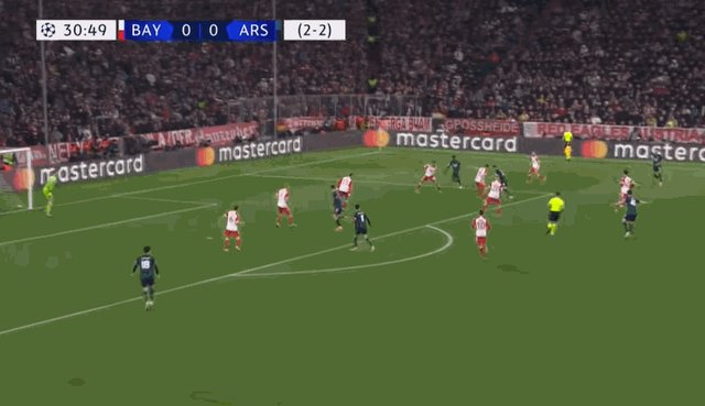 1713388737436019901.gif 马丁内利被抱住.gif